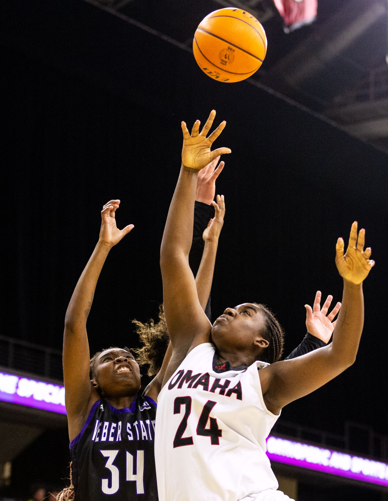 111722-owh-spo-unobasketball-em04.jpg